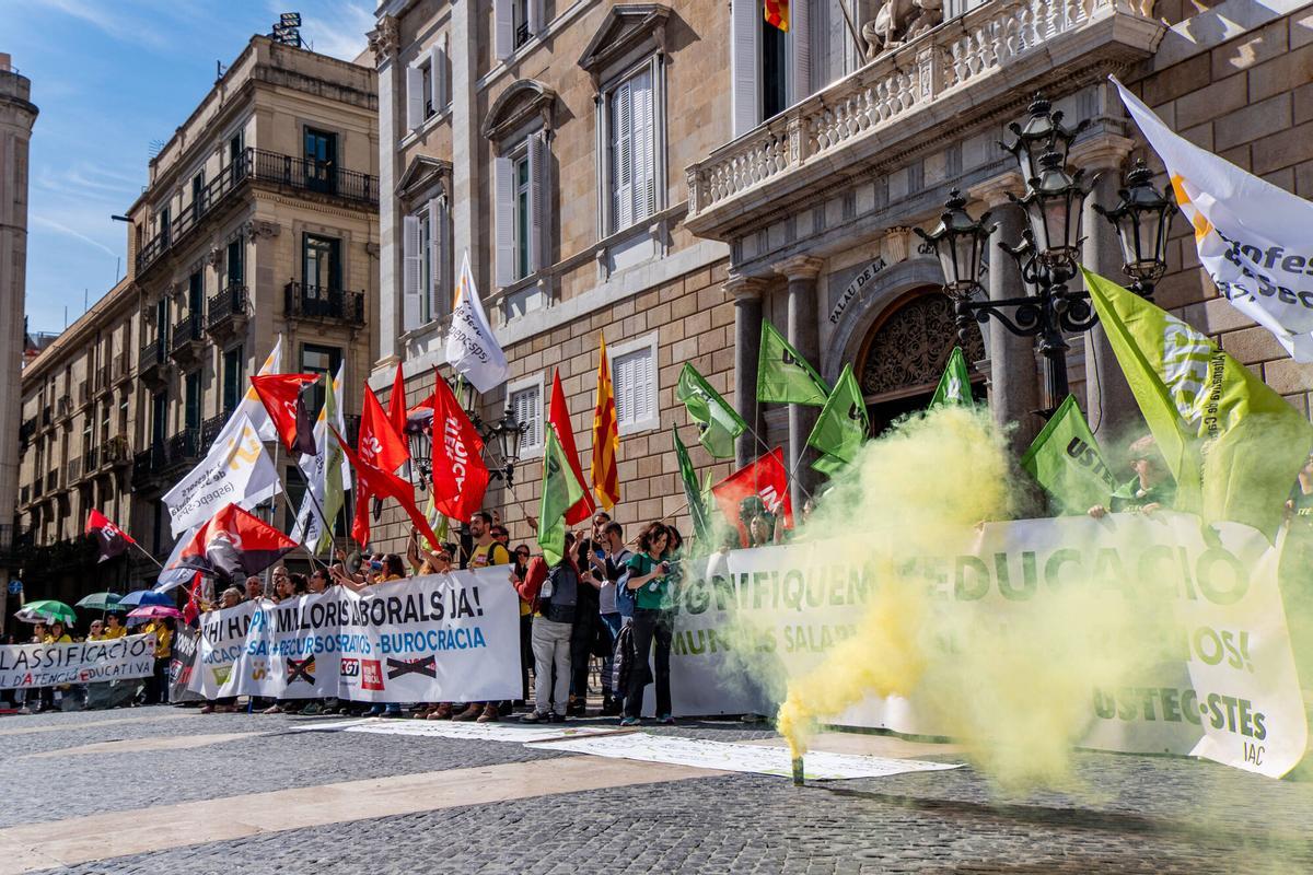 Docentes en huelga se manifiestan en la plaza de Sant Jaume de Barcelona, el 16 de marzo de 2026. Docentes en huelga se manifiestan en la plaza de Sant Jaume de Barcelona, el 16 de marzo de 2026.
