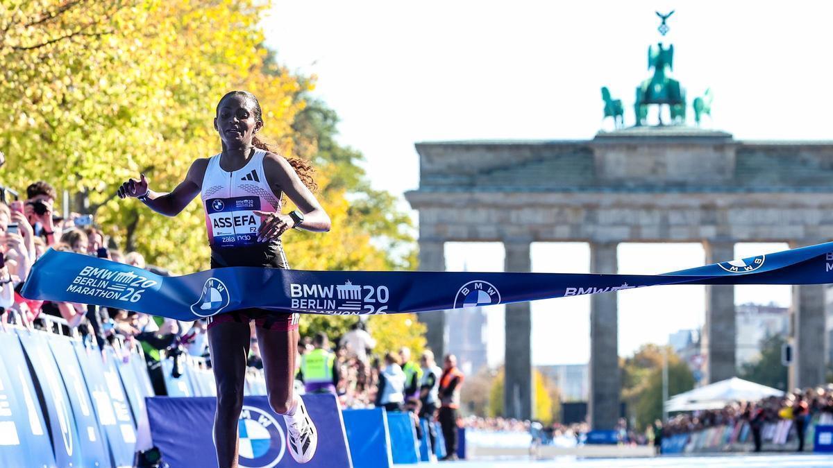La etíope Tigst Assefa llega a meta cojeando y se queda a las puertas del récord mundial en el maratón de Berlín