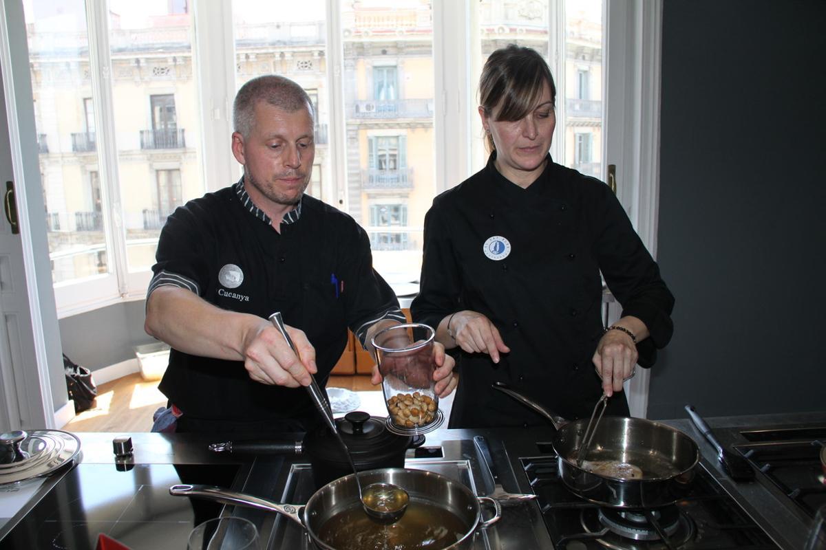 Los cocineros Olga Guasch (restaurant Gat Blau) y Carlos Alcover (La Cucanya) en la cocina de la agencia RAMAC. 