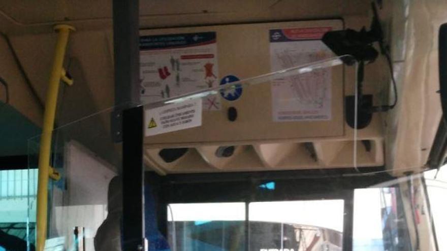 Casi un centenar de autobuses de la EMT ya cuenta con mamparas. Antes de que finalice el mes se terminarán de instalar en toda la flota