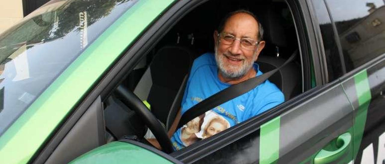 José Manuel Álvarez, en el coche de avituallamiento.