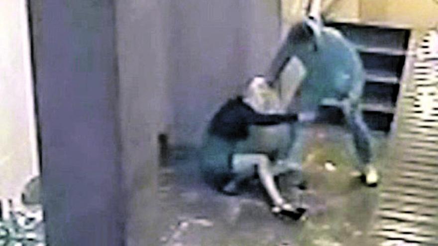Imagen del hombre golpeando a la mujer en el suelo.