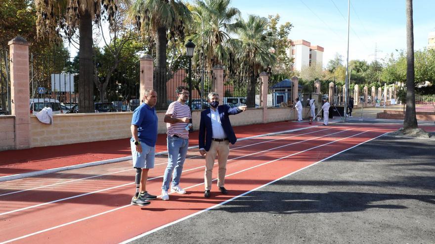 Responsables municipales en una pista de atletismo no oficial que ha habilitado el Ayuntamiento en San Pedro Alcántara.