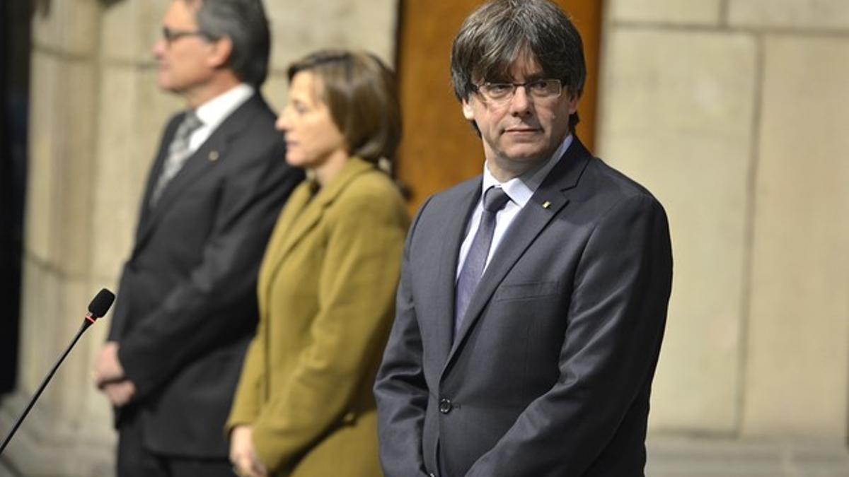 El 'president' Puigdemont, junto a Artur Mas y Carme Forcadell