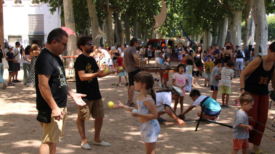 La 30a edició de la Fira del Circ al Carrer omple de malabaristes, equilibristes i pallassos la Bisbal d’Empordà