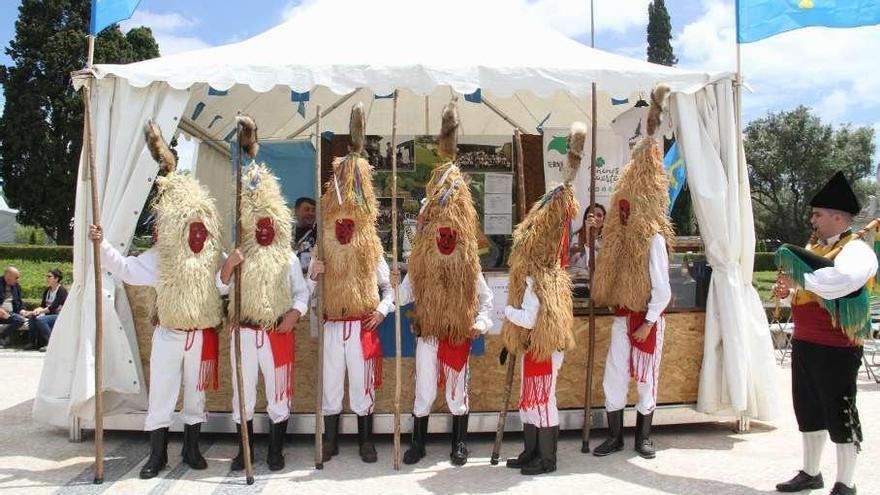 Los sidros hacen asturianía en el Festival de la Máscara Ibérica