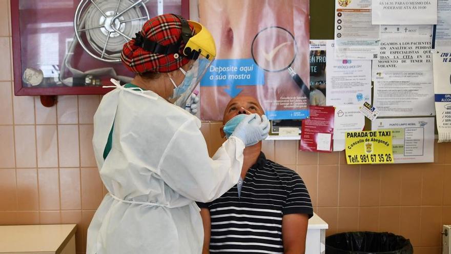 Una sanitaria realiza una PCR en una centro de Galicia.