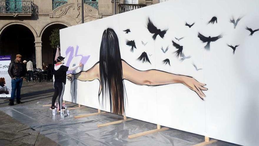 Pintado de un mural en defensa de los derechos de las mujeres en el marco de &quot;Violencia Zero&quot; . // R.V.