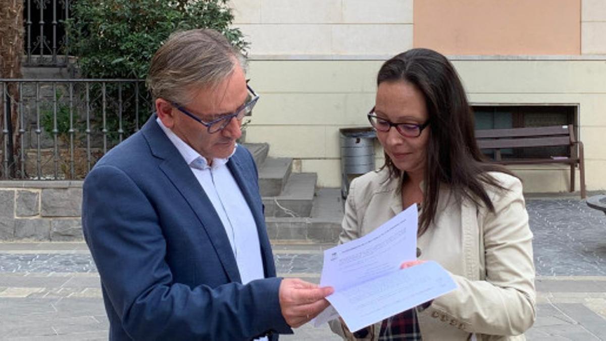 El presidente del PP en Teruel, Joaquín Juste, y la portavoz en el consistorio de Andorra, Silvia Quílez.