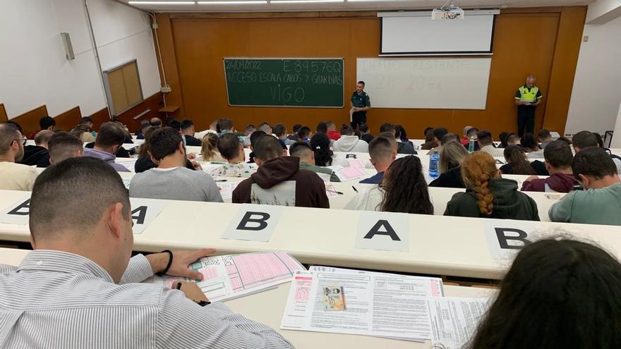 Los aspirantes a Guardia Civil al inicio del examen hoy en Vigo