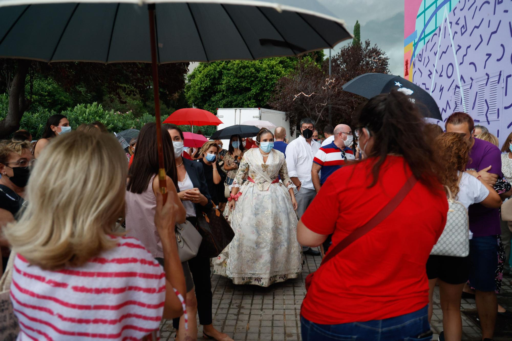 La lluvia irrumpe en la presentación de las candidatas a Falleras Mayores de València 2022