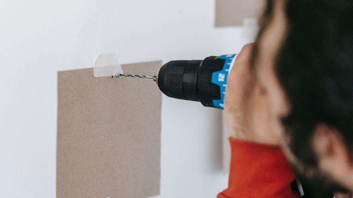 Truco para tapar agujeros en la pared fácil y rápido con papel de baño