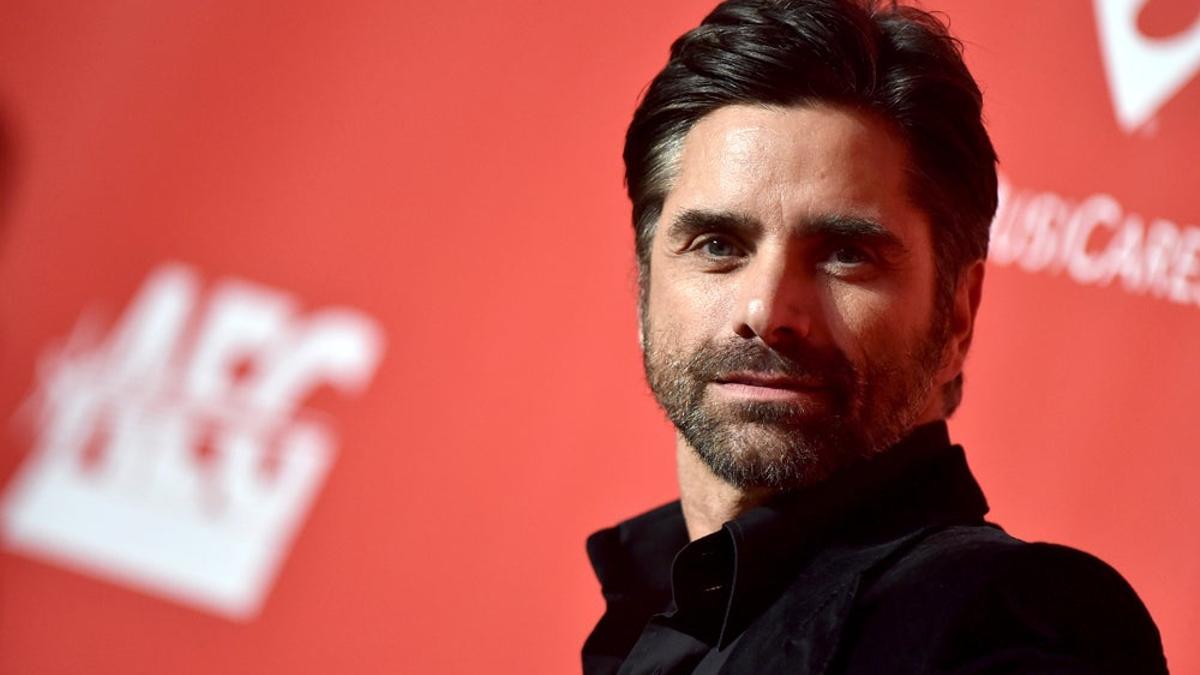 John Stamos en un homenaje a Tom Petty