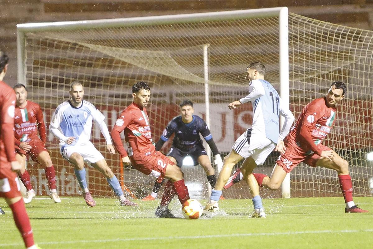 Ni el frío ni la lluvia impiden la victoria del Compostela sobre el Somozas