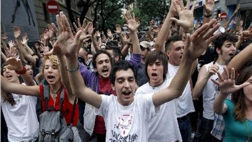 Un grupo de manifestantes, ayer por la tarde en el centro financiero de Valencia.