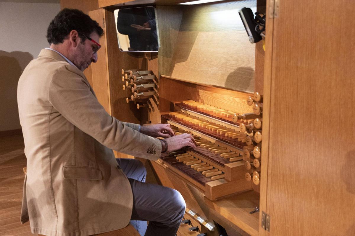 El organista Arturo Barba, interpreta al teclado del gran órgano.