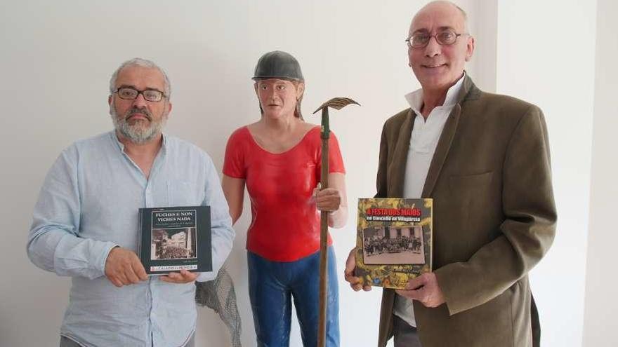 Antonio Caeiro y Carlos Rey presentan los libros sobre las fiestas y tradiciones de Vilagarcía. // ICedida