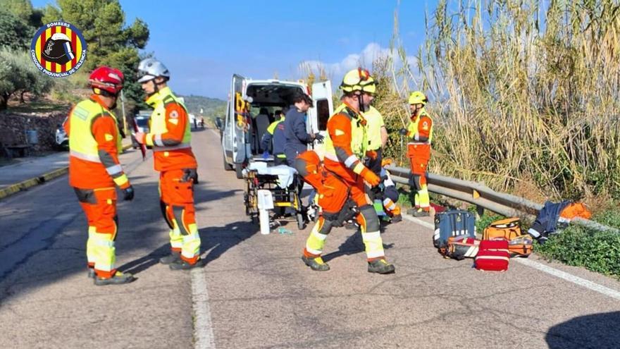 Bomberos durante la atención a la víctima.