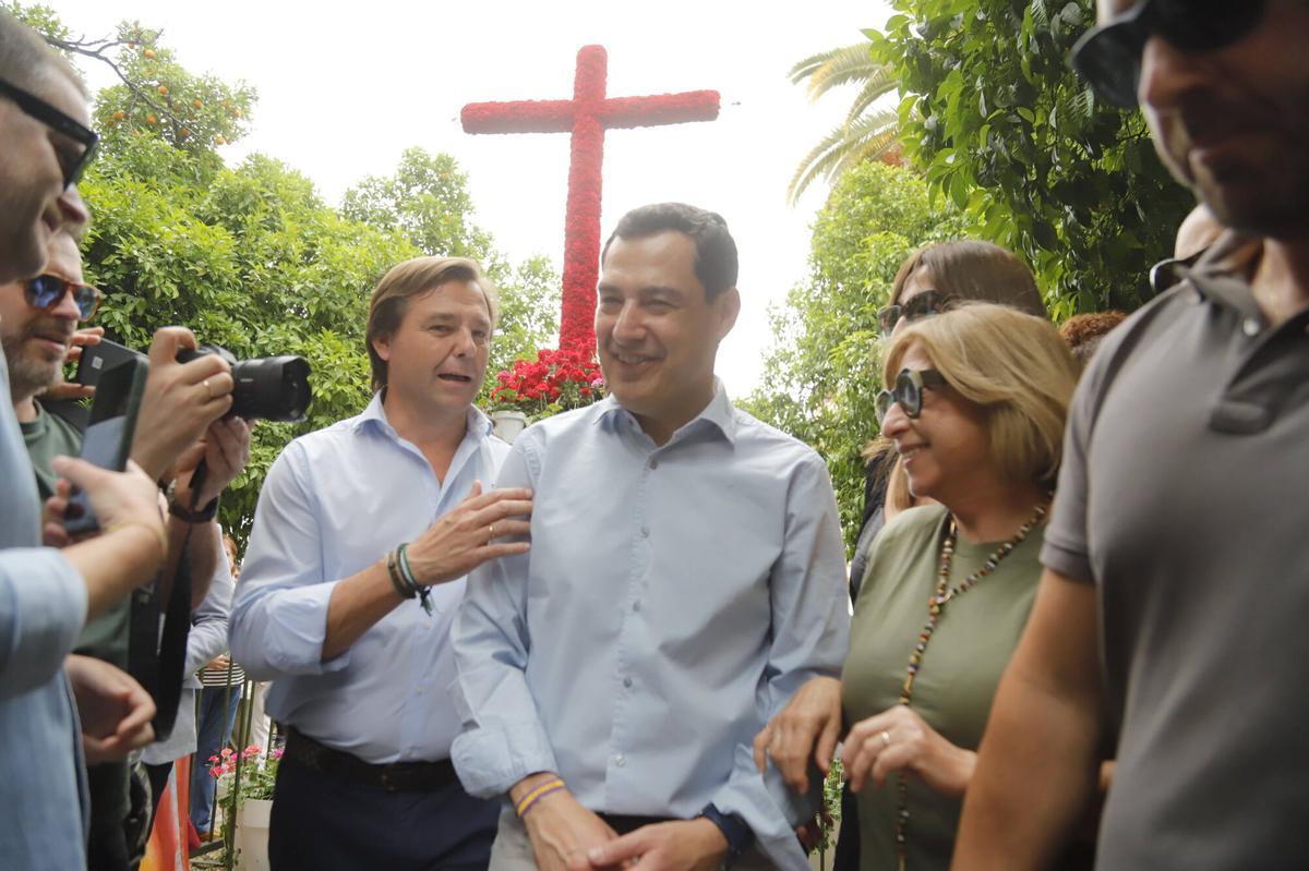Juanma Moreno hace campaña en las Cruces de Mayo de Córdoba Juanma Moreno hace campaña en las Cruces de Mayo de Córdoba