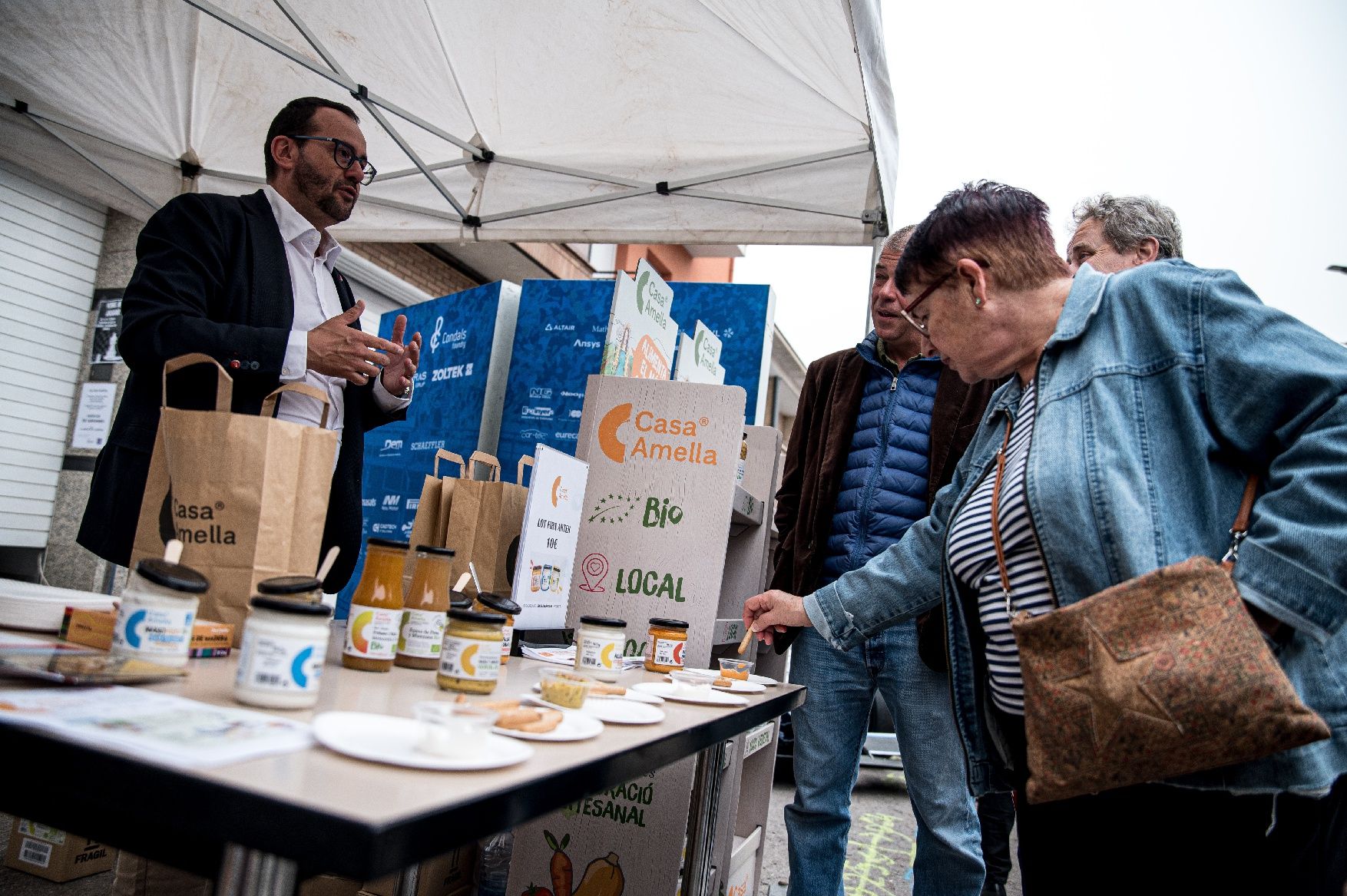 La 63e Fira d'Artés omple el poble de gent, cotxes i tractors