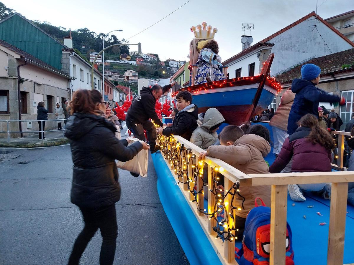 La cabalgata de los Reyes Magos por Bueu a bordo de barcos tradicionales