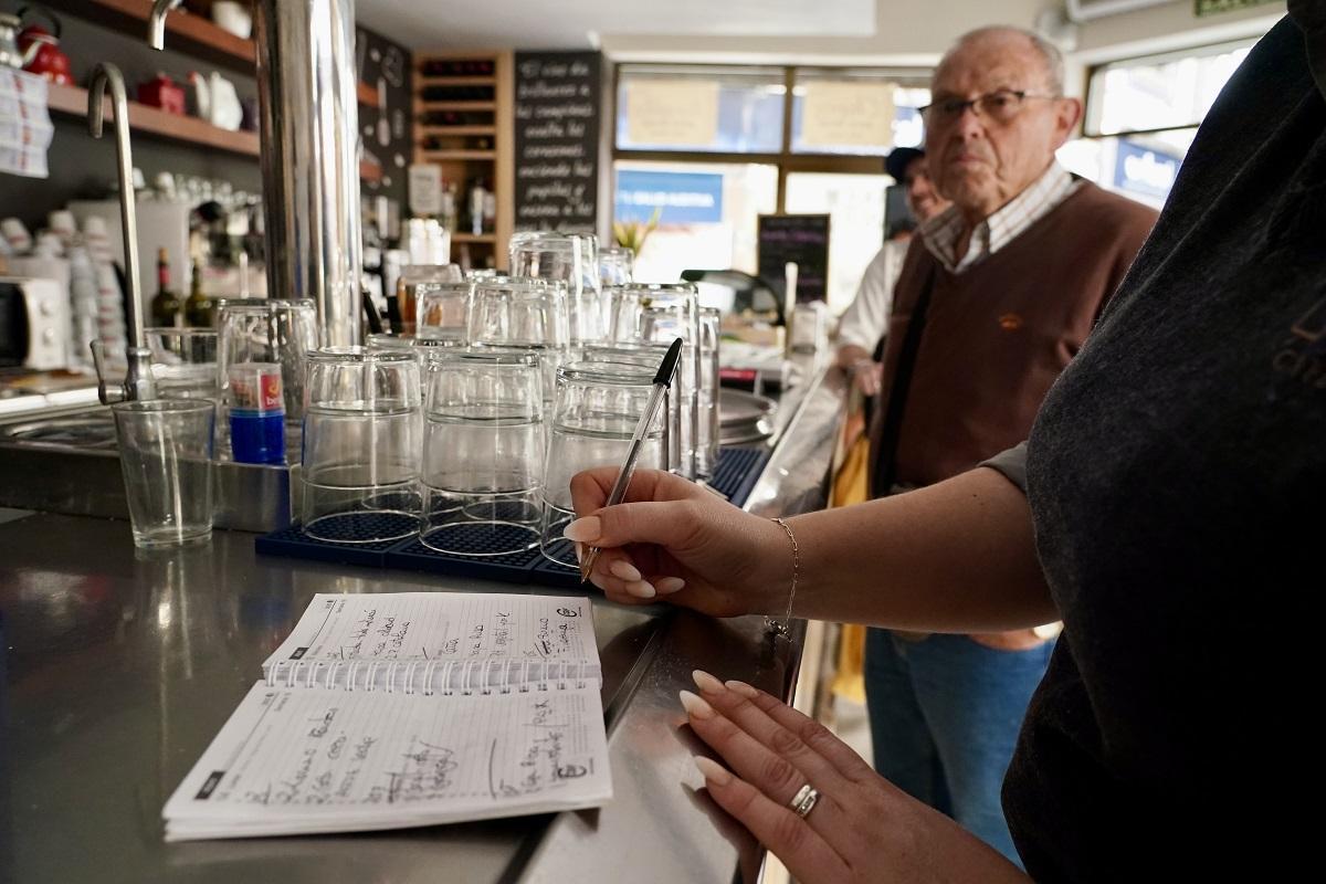 Un camarero anota un servicio en una cafetería del Centro de Málaga.