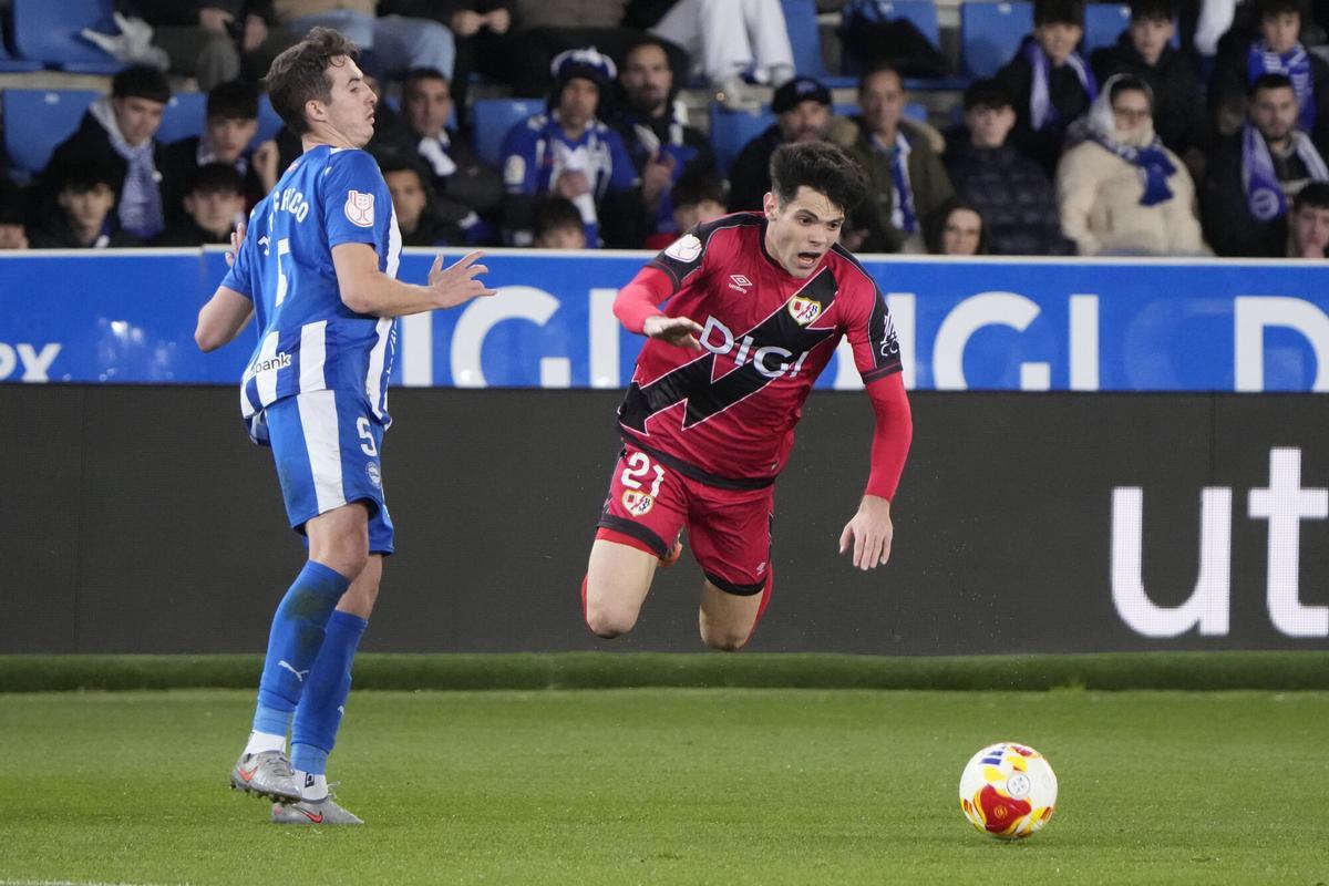 El defensa del Alavés Jon Pacheco comete falta sobre el rayista Fran Pérez.