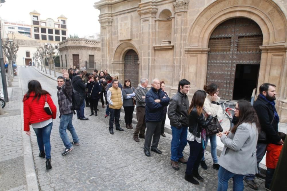 Reparto de pasteles de carne en la plaza del Romea