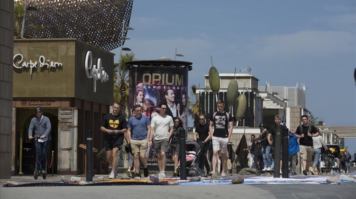 Imagen de los cubículos de acceso a los restaurantes-club afectados por el paseo Marítim.