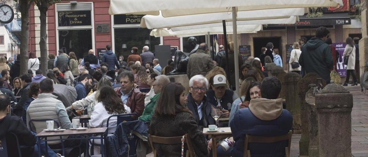 Turistas en terrazas en Oviedo en Semana Santa