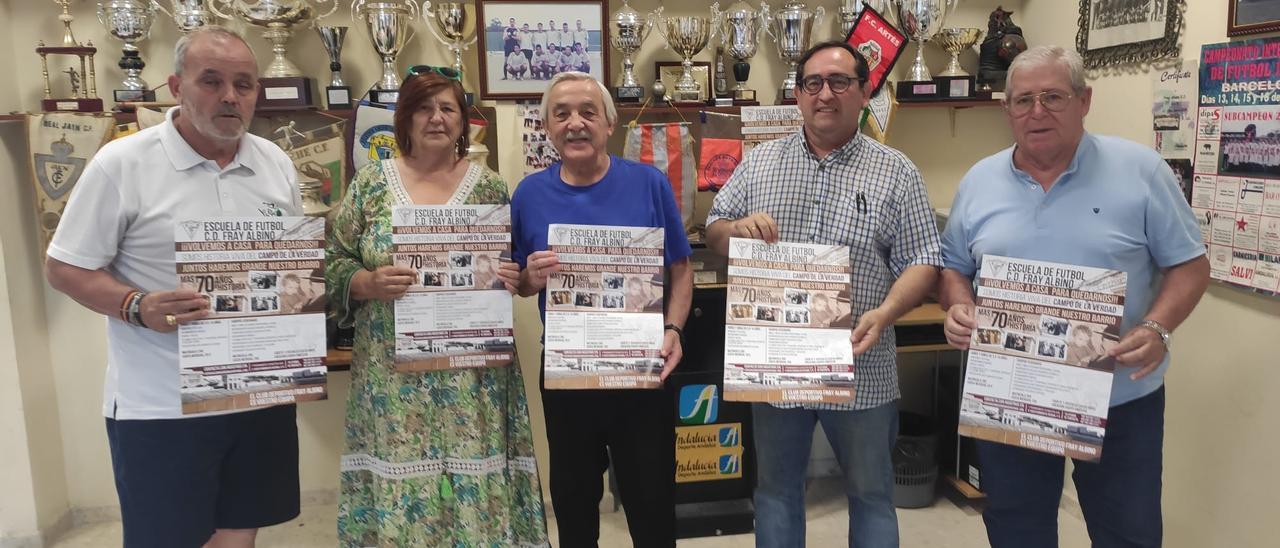 La junta directiva del Fray Albino con su director general, Rafael Rojas (segundo por la derecha).