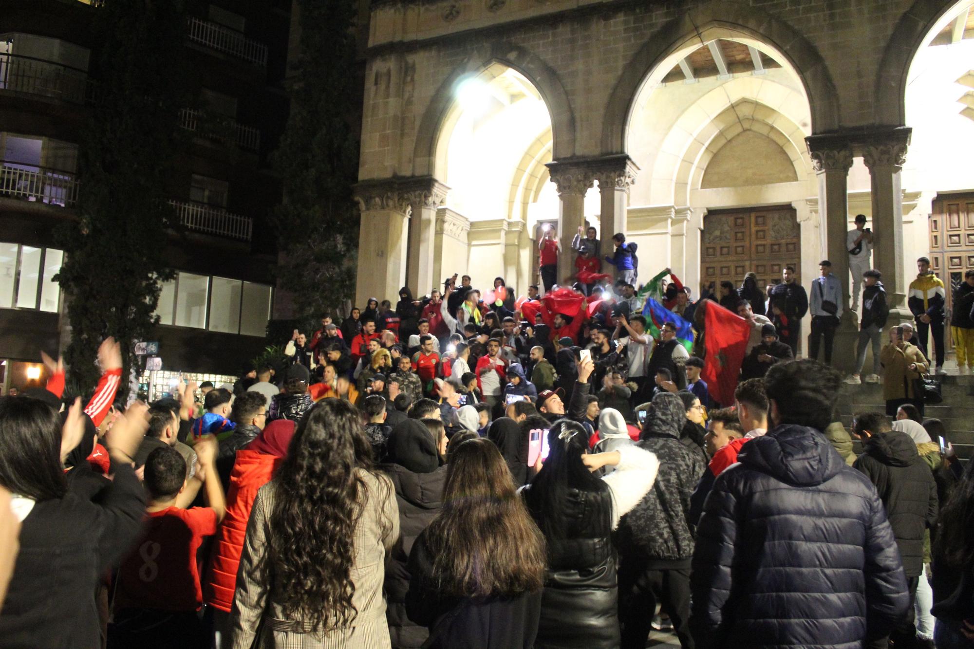 Eufòria entre la comunitat marroquí de Manresa en la celebració de la victòria contra Espanya al Mundial de Qatar