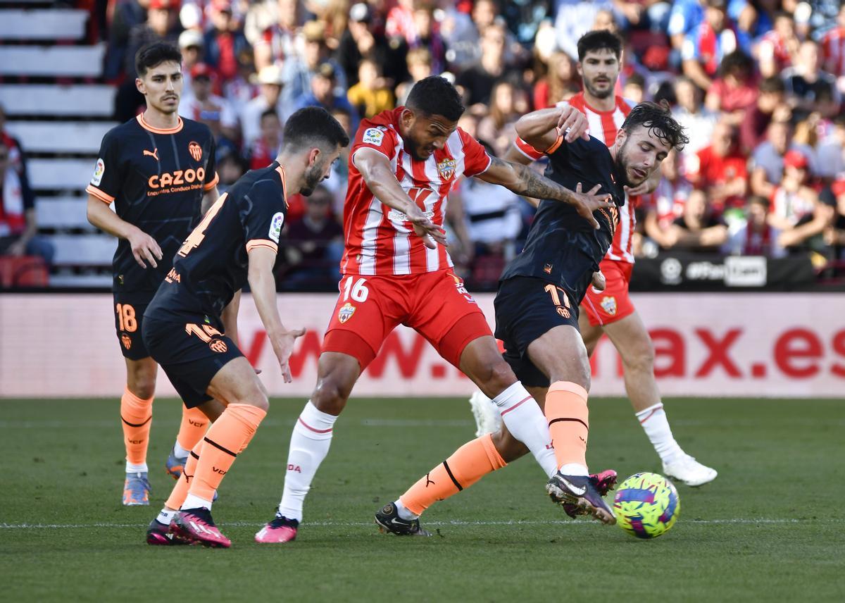 Nico durante el UD Almería - Valencia CF
