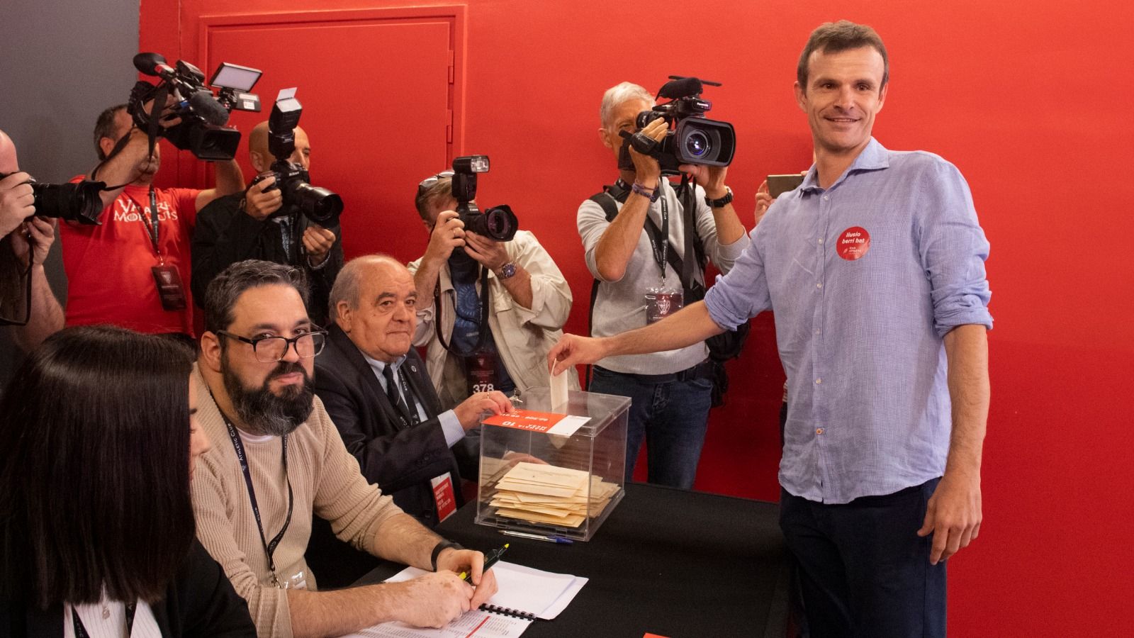 El nuevo presidente del Athletic, Jon Uriarte, en el momento de depositar su papeleta.