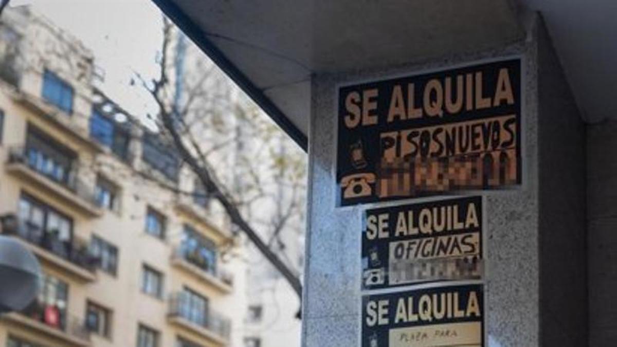 Carteles de pisos en alquiler.
