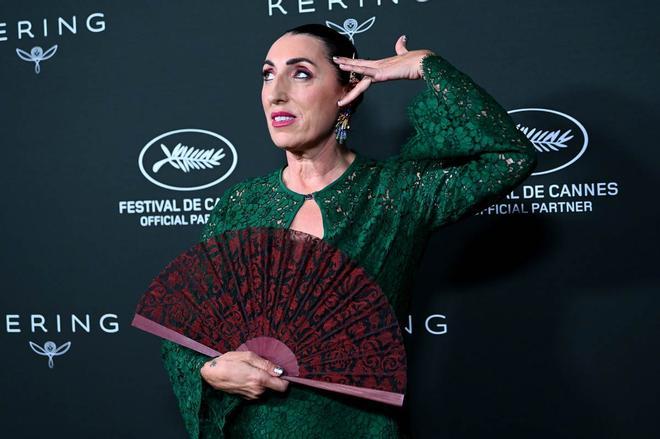 Rossy de Palma, con look de Gucci, joyas de Boucheron y abanico de Olivier Bernoux en el Festival de Cannes 2022