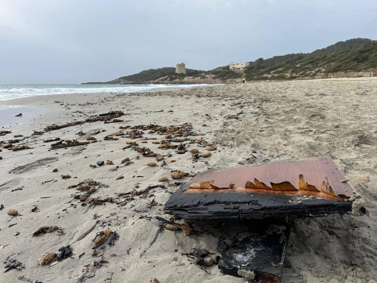 Todas las imágenes de los restos del yate hundido y el cierrer de la playa más cercana a sa Sal Rossa