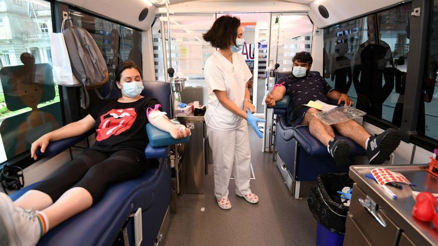 Autobús itinerante de recogida de donaciones de sangre, en Pontevedra. |   // GUSTAVO SANTOS