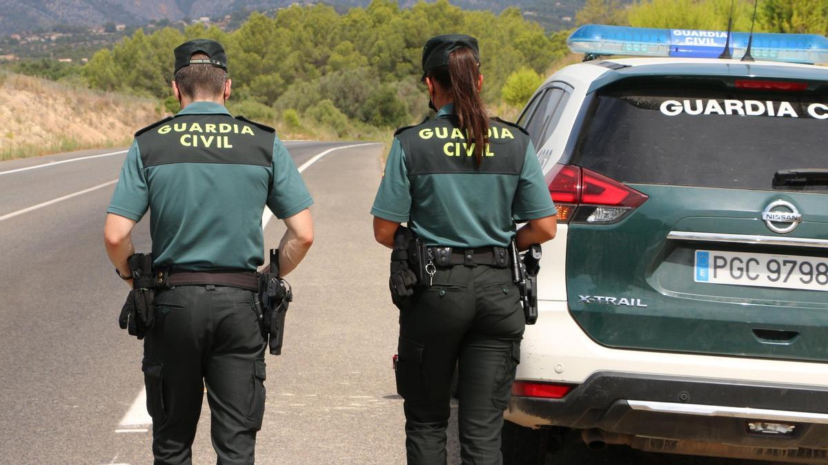 Archivo - Dos agentes de la Guardia Civil de espaldas.