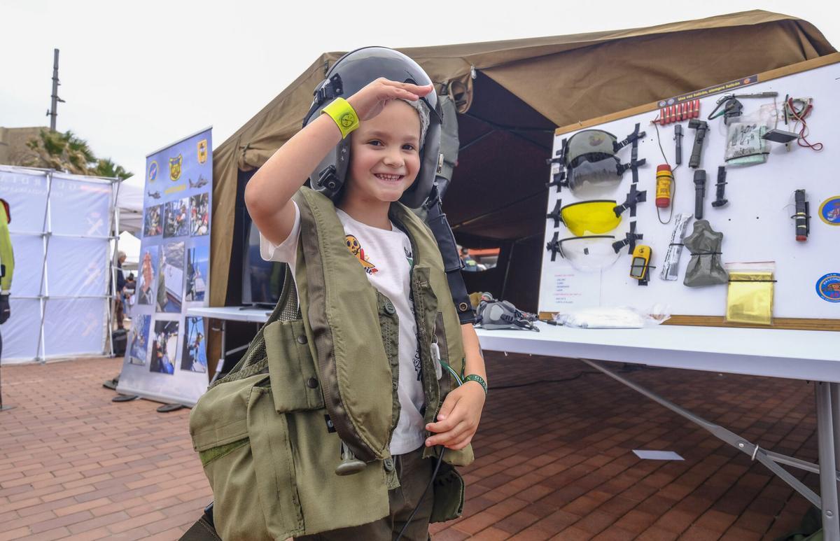 Exhibición de rescate con helicóptero en La Cícer dentro del Día de las Fuerzas Armadas