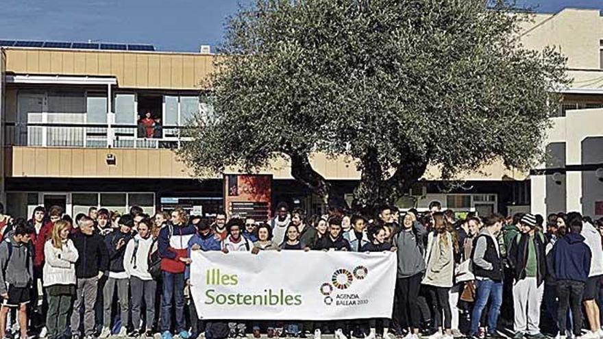 Los alumnos del centro despliegan la pancarta reinvindicativa.