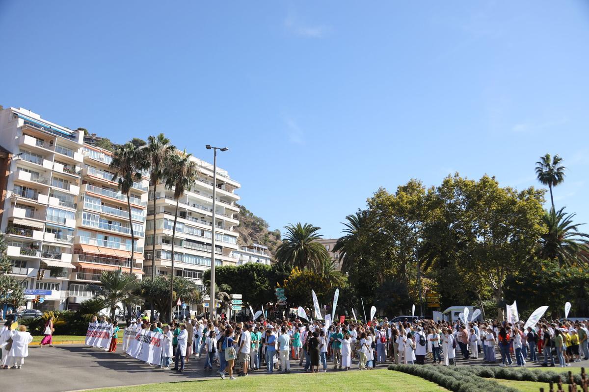 Un millar de médicos invaden en centro de Málaga en una nueva jornada de huelga