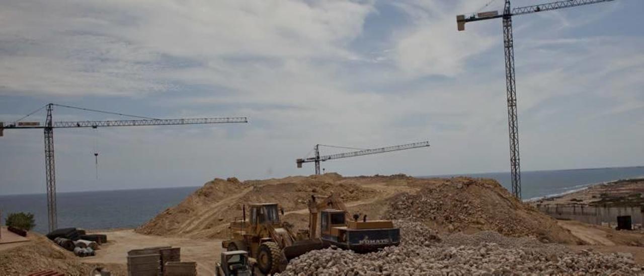 Los bloques de residenciales y las grúas forman parte de la imagen más habitual de Arenales.