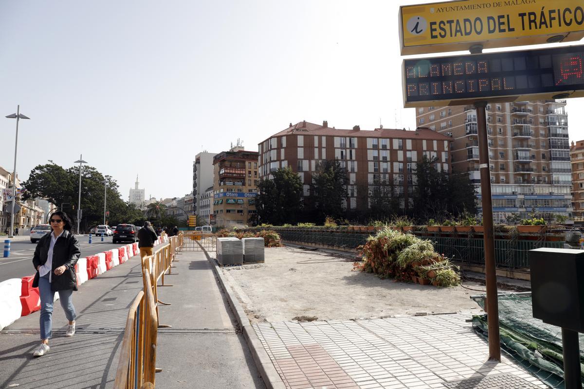 Arreglo del acerado sur del Puente de Tetuán.