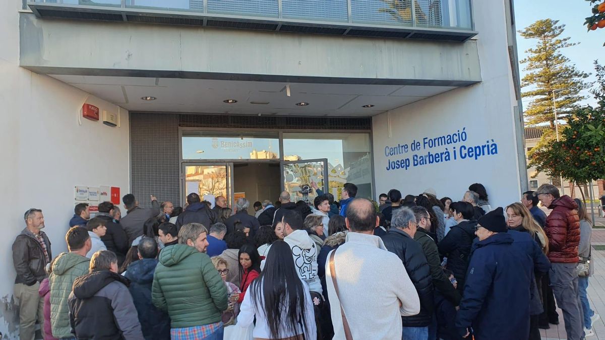 Numerosos vecinos han acudido este domingo por la tarde a recoger los números de la cola para este lunes escoger su localización para el Día de las Paellas.