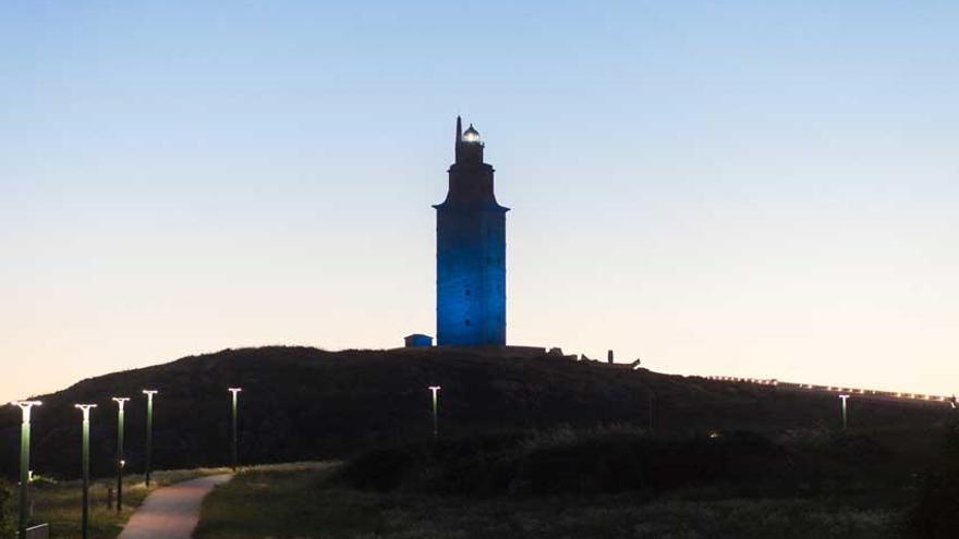 Torre de Hércules iluminada de azul.
