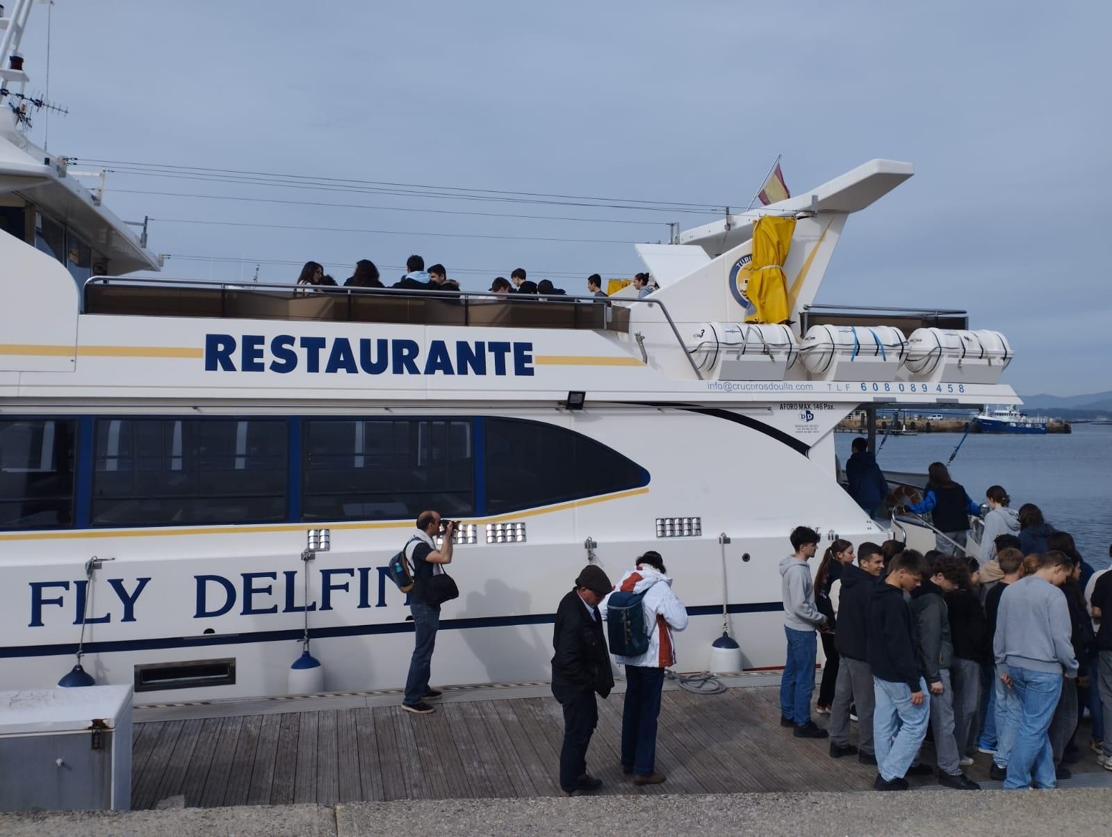 Alumnos franceses en el catamarán "Fly Delfín" realizando la Ruta de los Mejillones por la ría de Arousa.