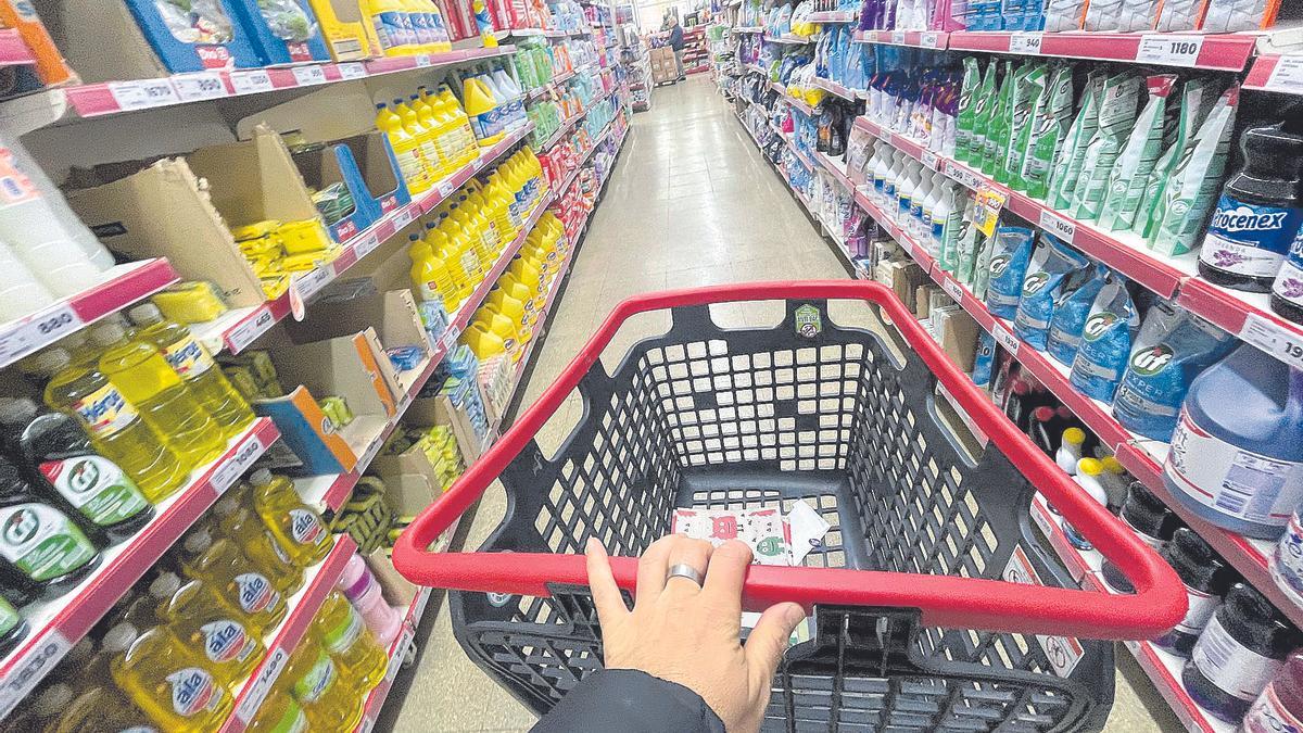 Una persona realiza compras en un supermercado.