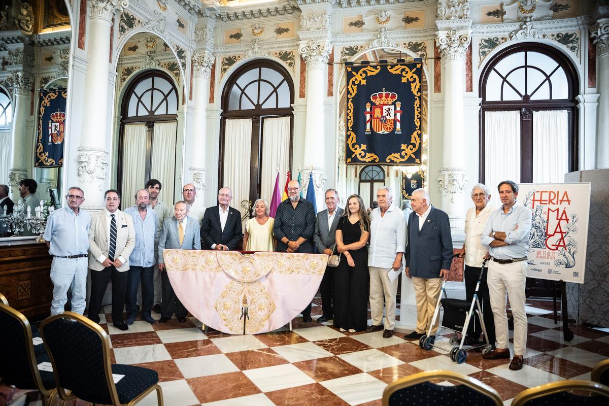 Presentación del Capote de Paseo a la mejor faena taurina de la Feria de Málaga.