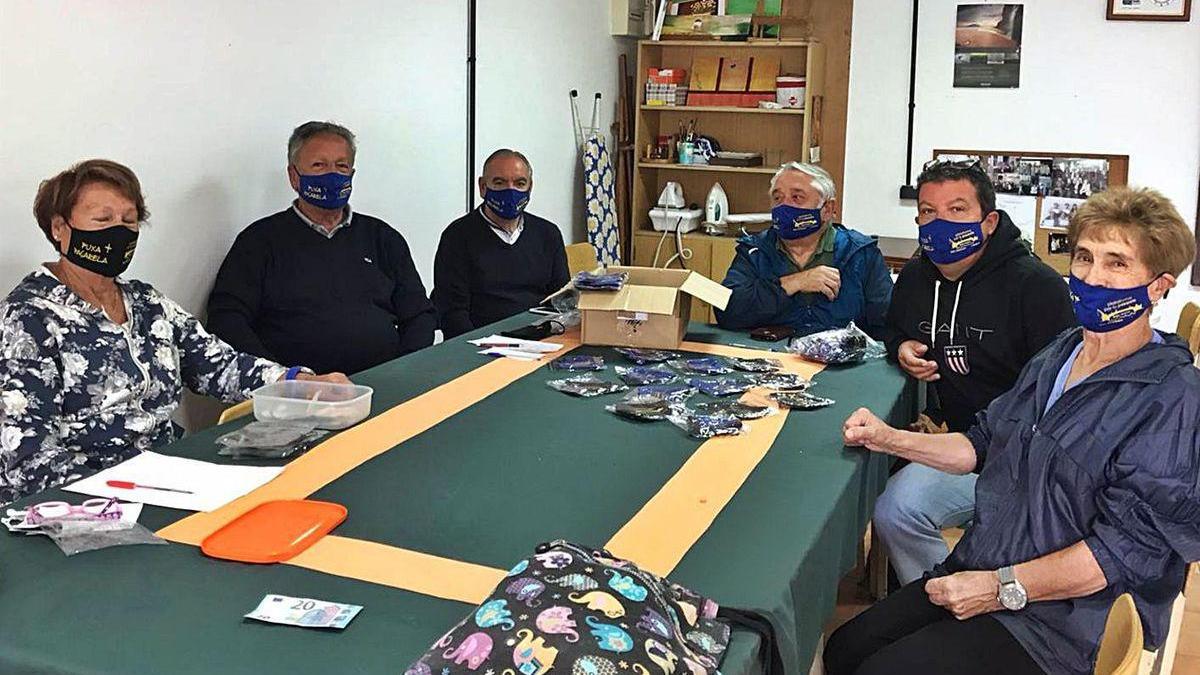 Reparto de mascarillas en favor de la pasarela de la ría del Nalón